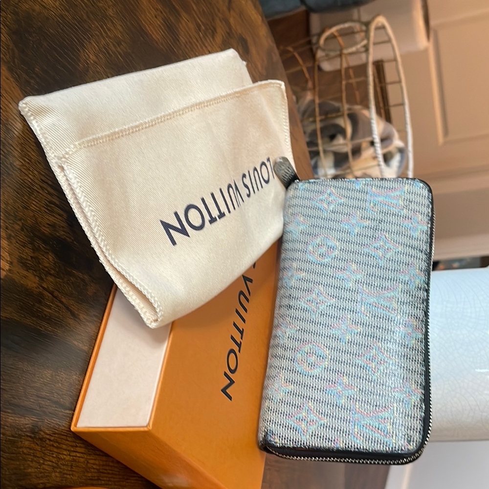 Louis Vuitton LIMITED EDITION Pop Monogram Zippy Wallet!! - Picture 2 of 15